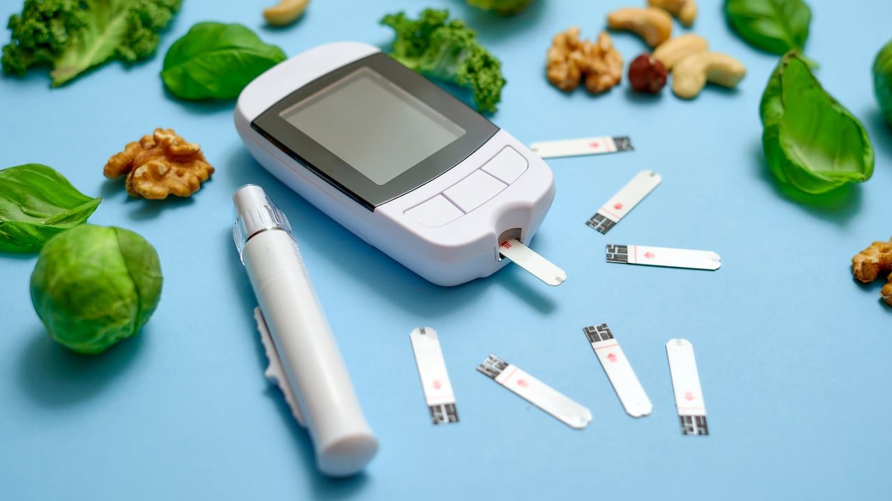 ¿Cómo medir el nivel de glucosa en la sangre con un glucómetro?