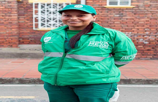Diana Tovar. 26 años. Operaria de aseo en Aguas de Bogotá. Foto / Semana Danilo Cangucu. “Nosotros mantenemos limpias las calles de la Nunciatura. Como allá no hay canecas, la gente se queda todo el día y bota la basura por allí. Es menos trabajo que en un día normal porque nuestra ruta de siempre es de 3 kilómetros y esta es más pequeña, no me quejo. Ver al Papa le crea a uno emoción, se escucha que le gritan desde el otro lado de la plaza. Fue bonito cuando dijo que nunca perdiéramos la alegría”.