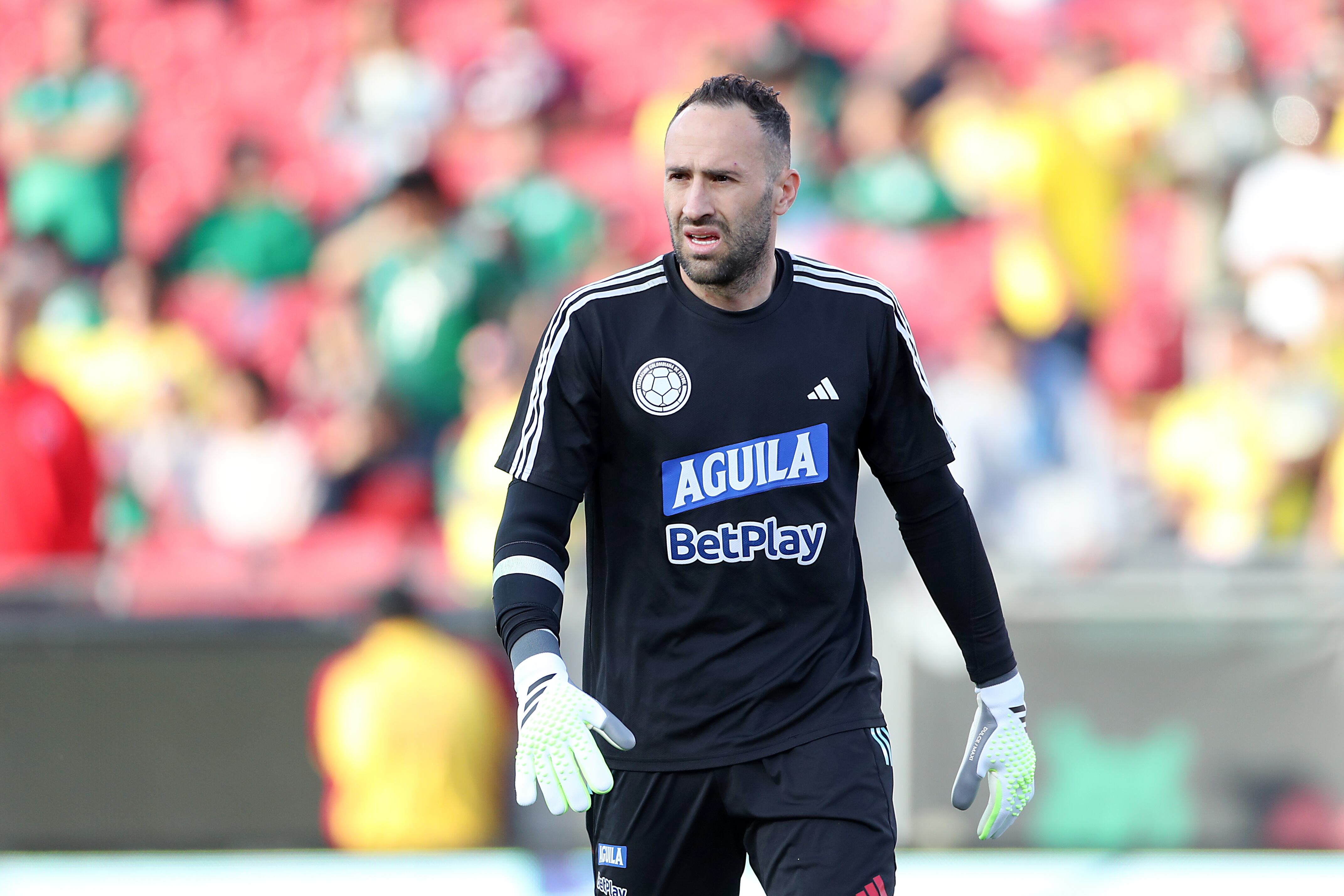 El portero David Ospina calienta durante una sesión de entrenamiento antes del amistoso internacional contra México en Los Ángeles Memorial.