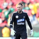 El portero David Ospina calienta durante una sesión de entrenamiento antes del amistoso internacional contra México en Los Ángeles Memorial.