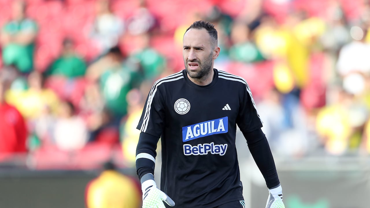 El portero David Ospina calienta durante una sesión de entrenamiento antes del amistoso internacional contra México en Los Ángeles Memorial.