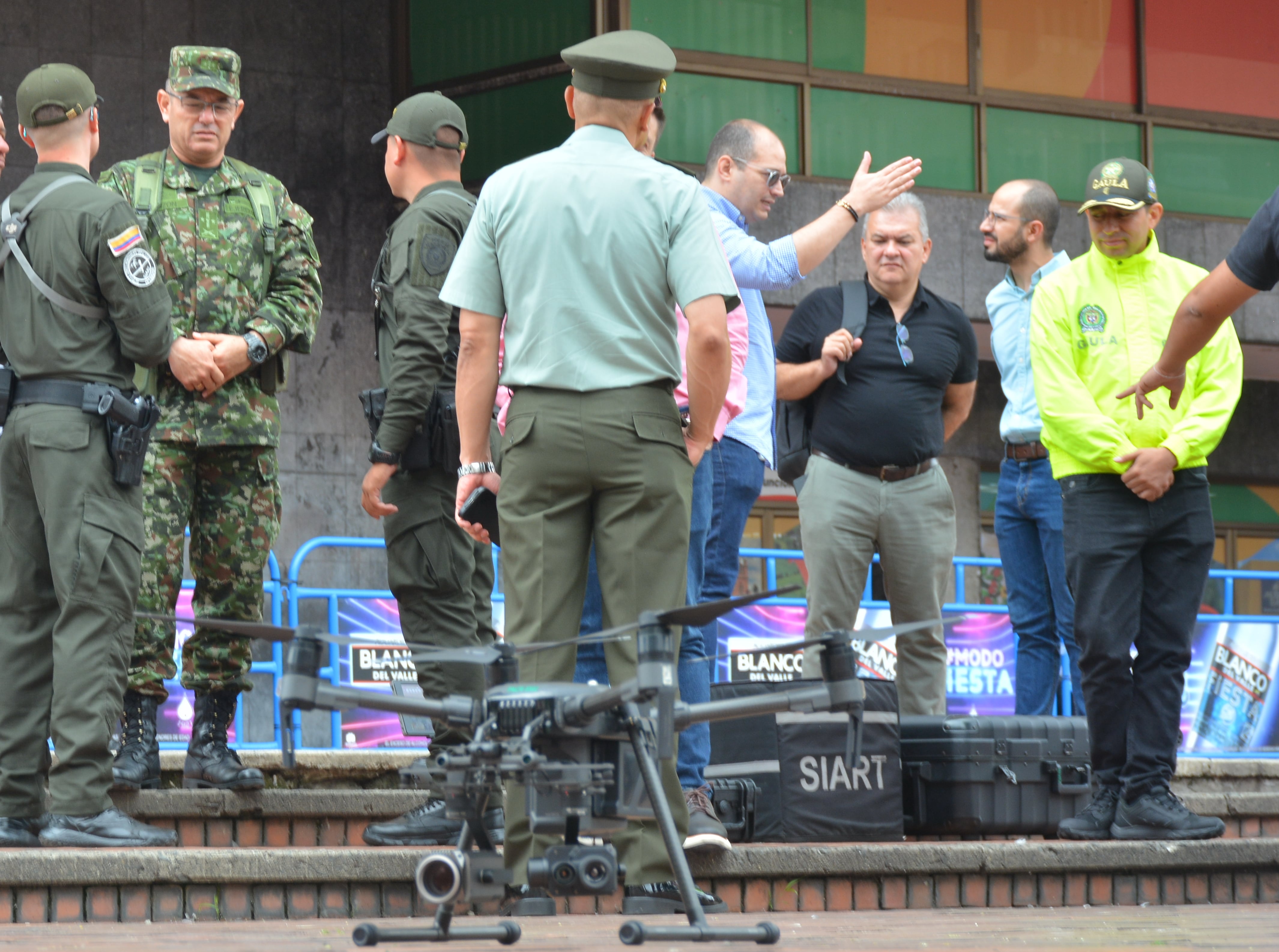 Demostración del funcionamiento del sistema de drones para las elecciones de este domingo en el Valle del Cauca. Declaraciones de Gustavo García, Viceministro del Interior y Gobernador AdHoc para lo electoral. Camilo Murcia Lozano, Secretario de Seguridad y convivencia ciudadana de la Gobernación del Valle del Cauca. Coronel Jesús Enrique Quintero Rave, comandante de la Policía Valle. Coronel Julio Arturo Pinzón Gutiérrez, comandante de la Tercera Brigada del Ejército Nacional