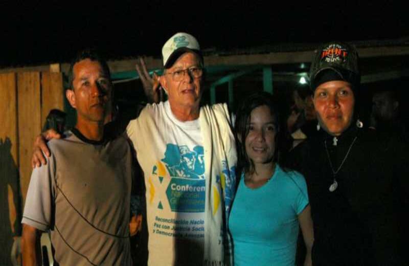 La vida de Mónica es otra desde que están en tregua. No duerme donde la coja la noche sino que ha tenido tiempo para ‘engallar’ su cambuche. La cama, el improvisado armario y el comedor que adornan el lugar con madera finamente tallada. León Dario Peláez /SEMANA