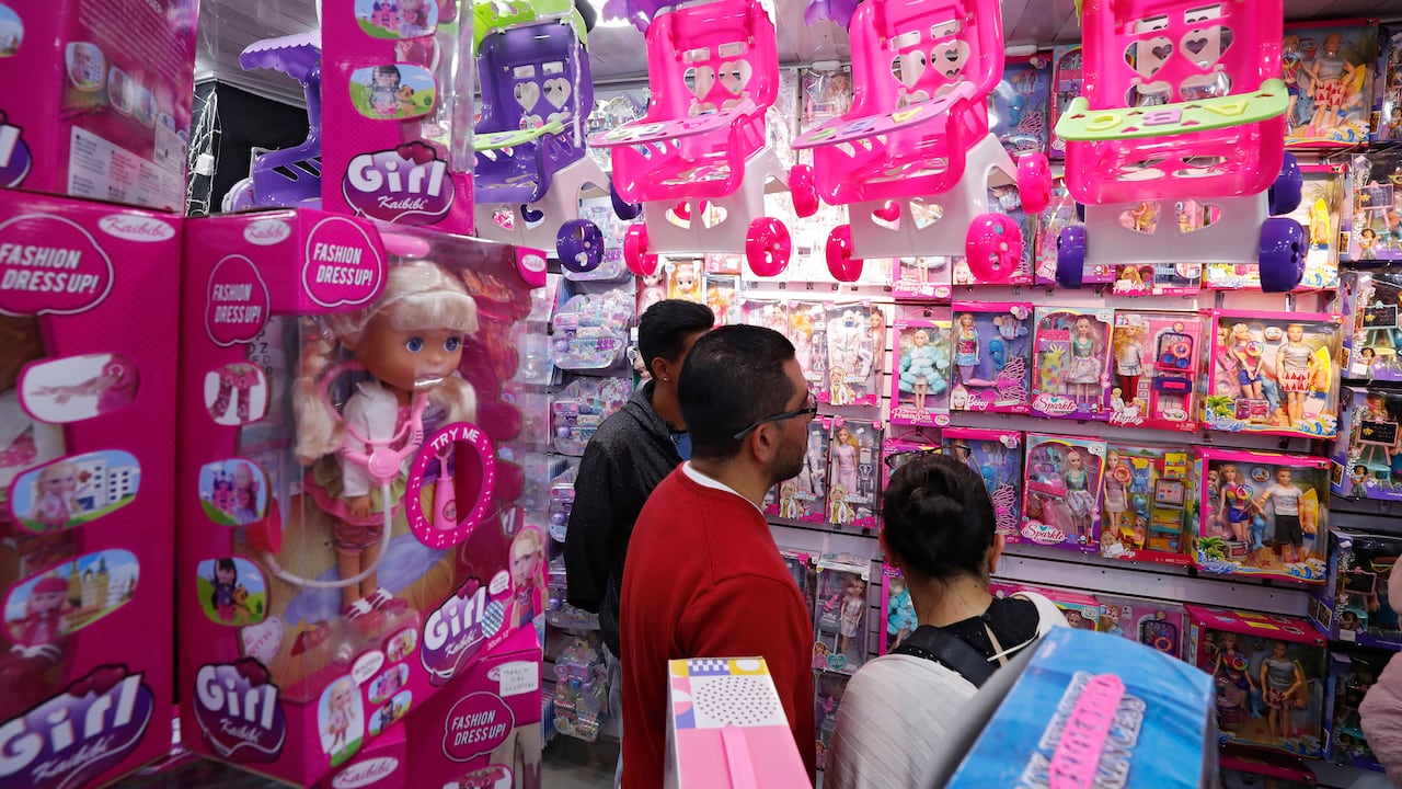 San Victorino comercio de jugueteria en temporada de navidad
Bogota diciembre 12 del 2023
Foto Guillermo Torres Reina / Semana