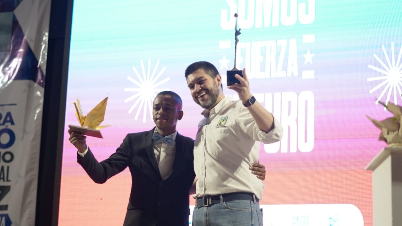 Bryan Ceballos y Óscar Escobar, alcalde de Palmira, celebran que la ciudad ganó el Premio Internacional de Paz CGLU por su estrategia Pazos.