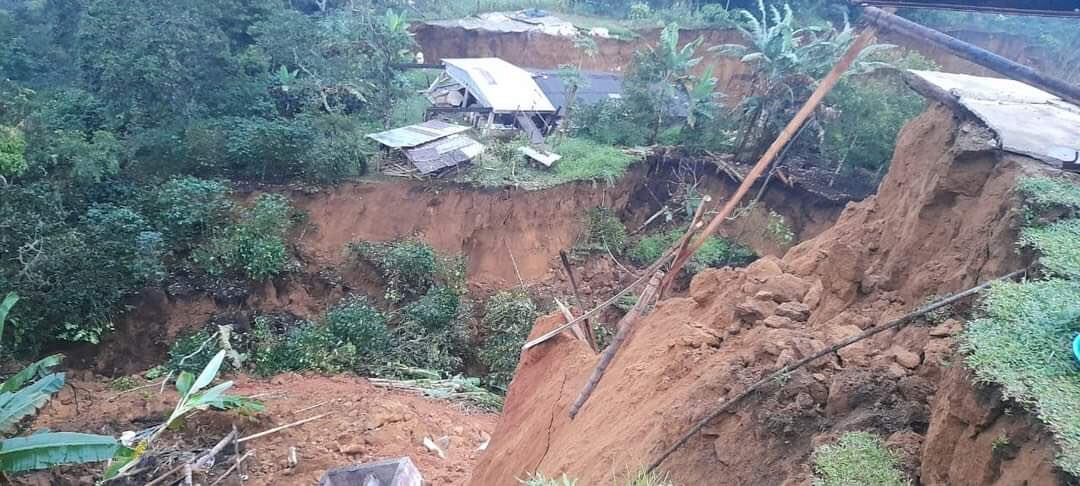 En el lugar se tiene pérdida de obras de drenaje y ocupación de la banca por más de 10.000 metros cúbicos de tierra