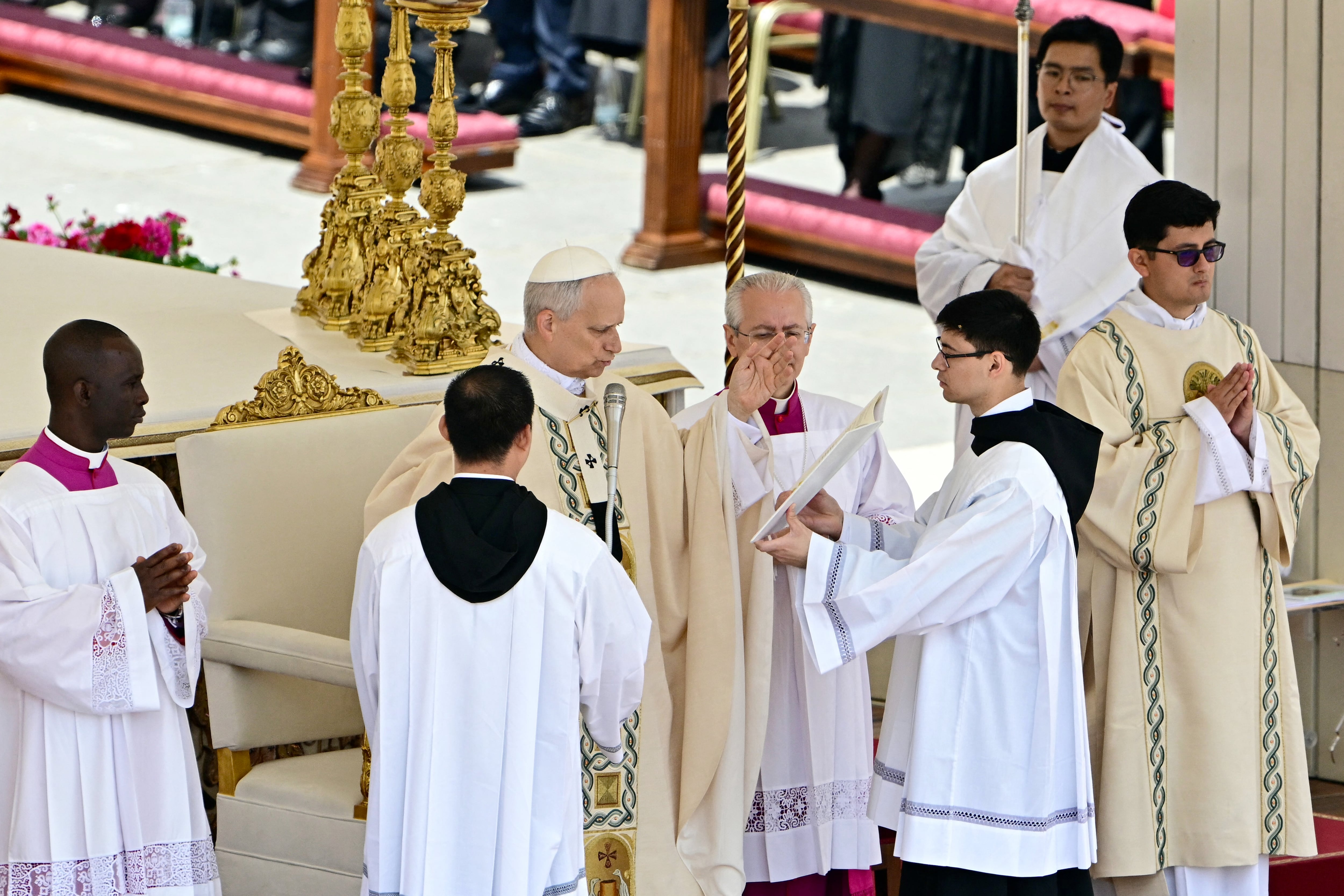 El Papa León XIV reza el Regina Caeli tras la Santa Misa de inicio de su Pontificado, en la plaza de San Pedro del Vaticano, el 18 de mayo de 2025. (Foto: Tiziana FABI / AFP)