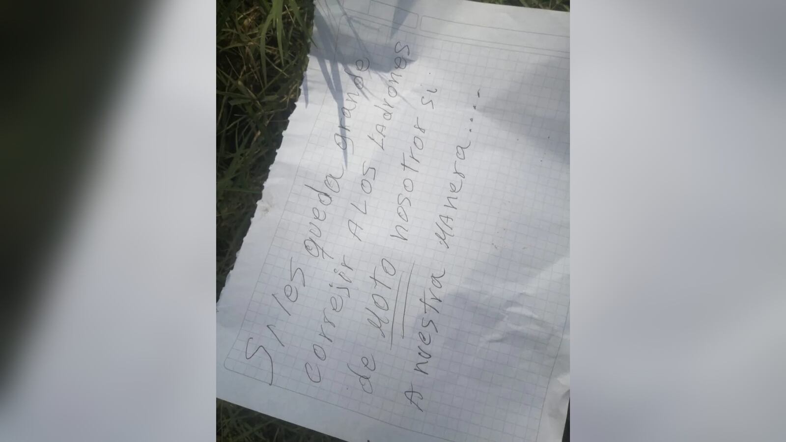 Este es el panfleto encontrado junto al cadáver.