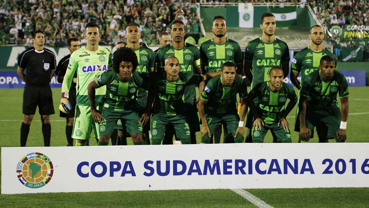 Jugadores del Chapecoense de izquierda a derecha (de pié), el portero Danilo, Mateus Caramelo, Cleber Santana, Willian Thiego, Neto, y Josimar y (abajo), Kemps, Gil, Tiaguinho, Ananias y Dener, quienes posan al inicio del partido de vuelta por las semifinales de la Copa Sudamericana ante el equipo argentino San Lorenzo, en la Arena Condá de Chapecó (Brasil).