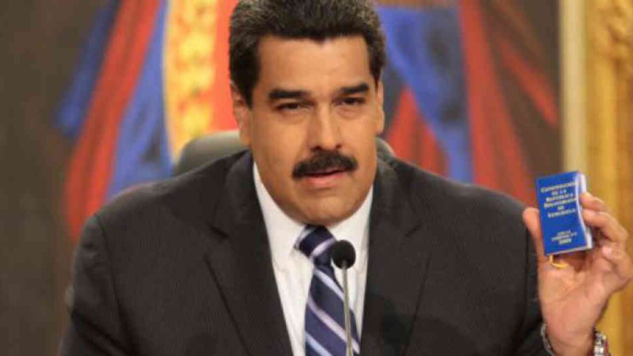 Nicolás Maduro suele llevar la Constitución y mostrarla en actos públicos.