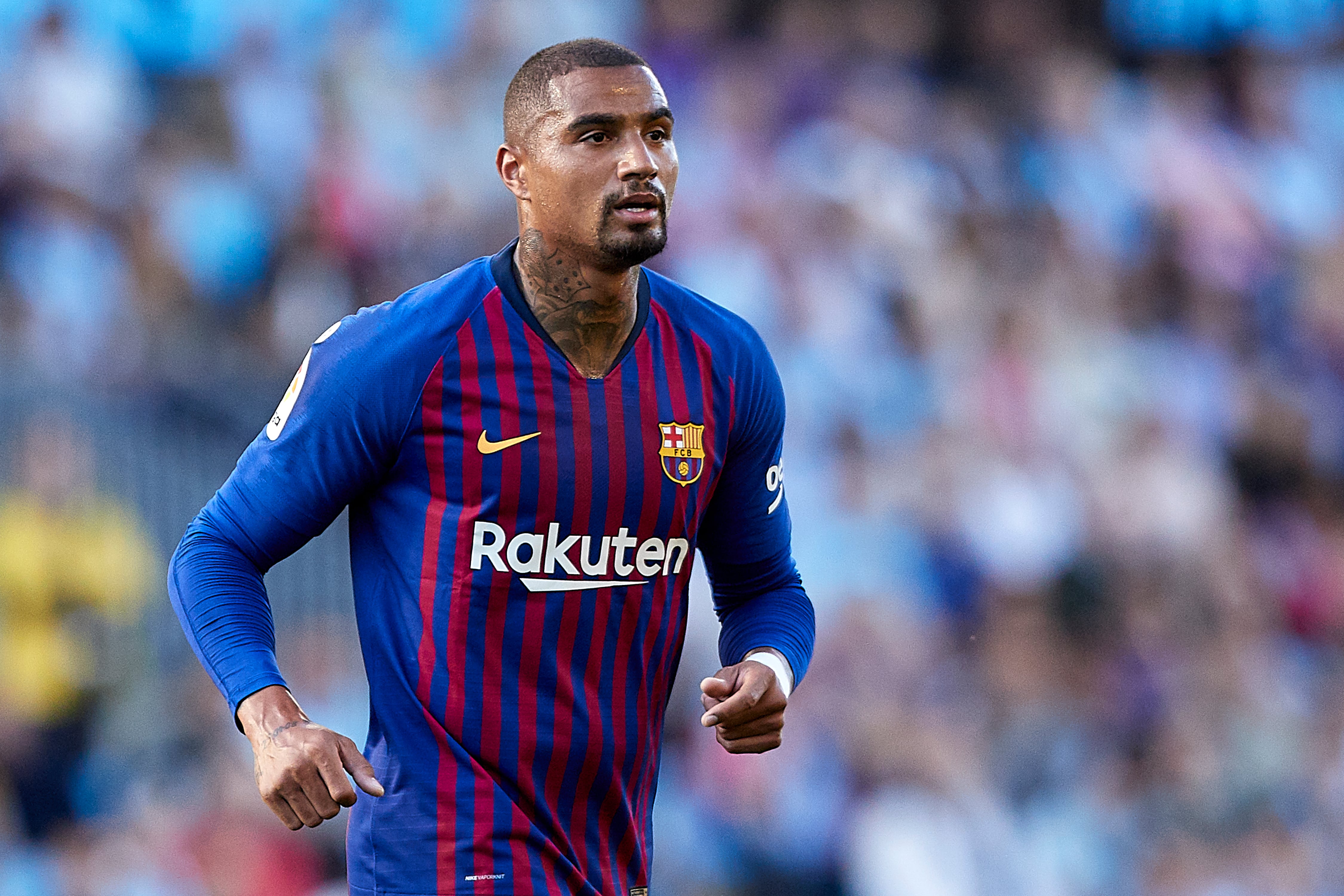 Kevin-Prince Boateng del FC Barcelona mira durante el partido de La Liga entre el RC Celta de Vigo y el FC Barcelona en el estadio Abanca Balaídos el 04 de mayo de 2019 en Vigo, España. (Foto de Quality Sport Images/Getty Images)