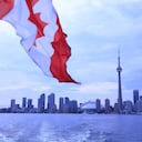 Skyline de Toronto con bandera canadiense en primer plano.
