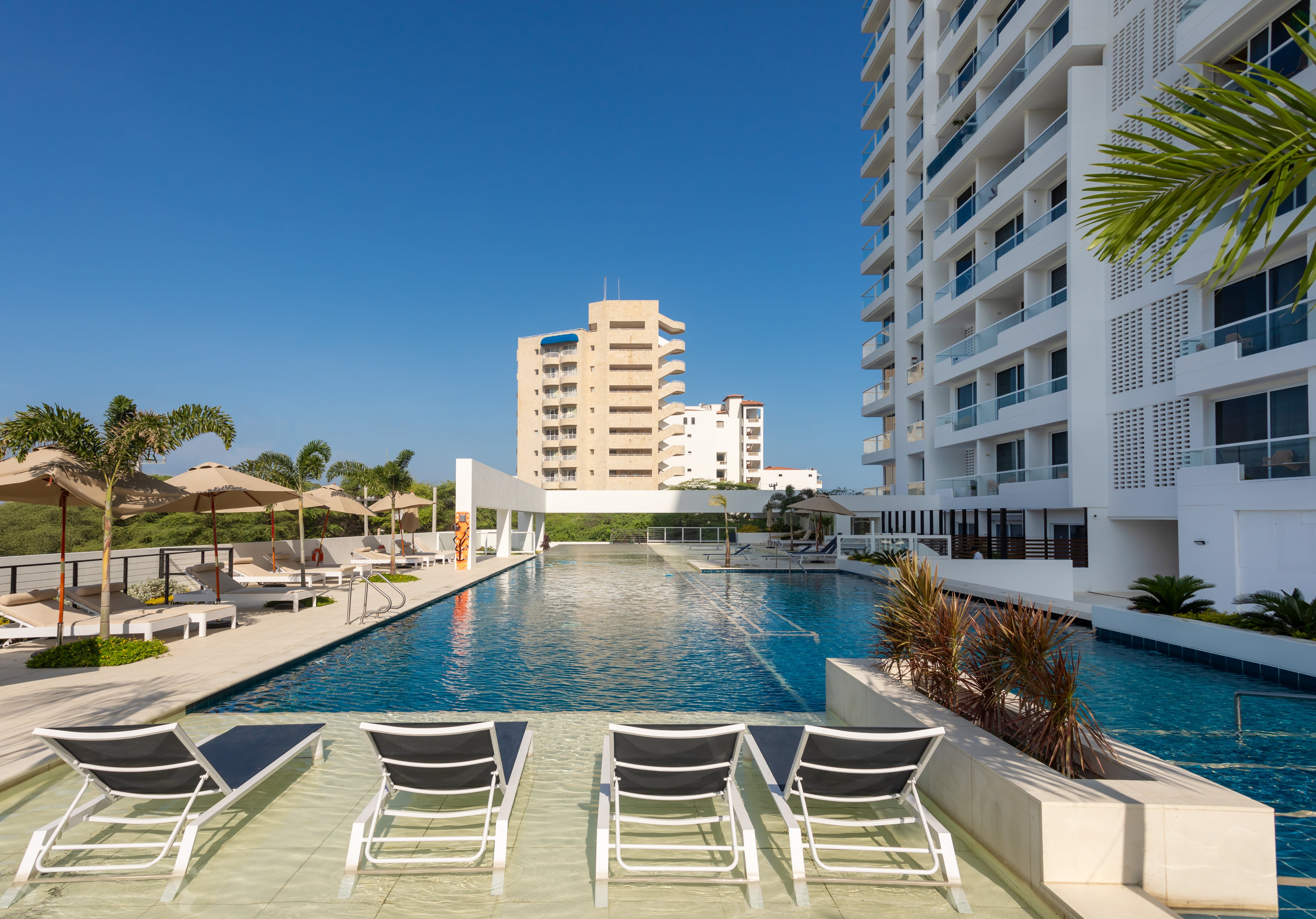 Con 220 suites familiares equipadas con cocina, jacuzzi, terrazas y vista al mar, Porto Horizonte Santa Marta es ideal para quienes buscan comodidad total.