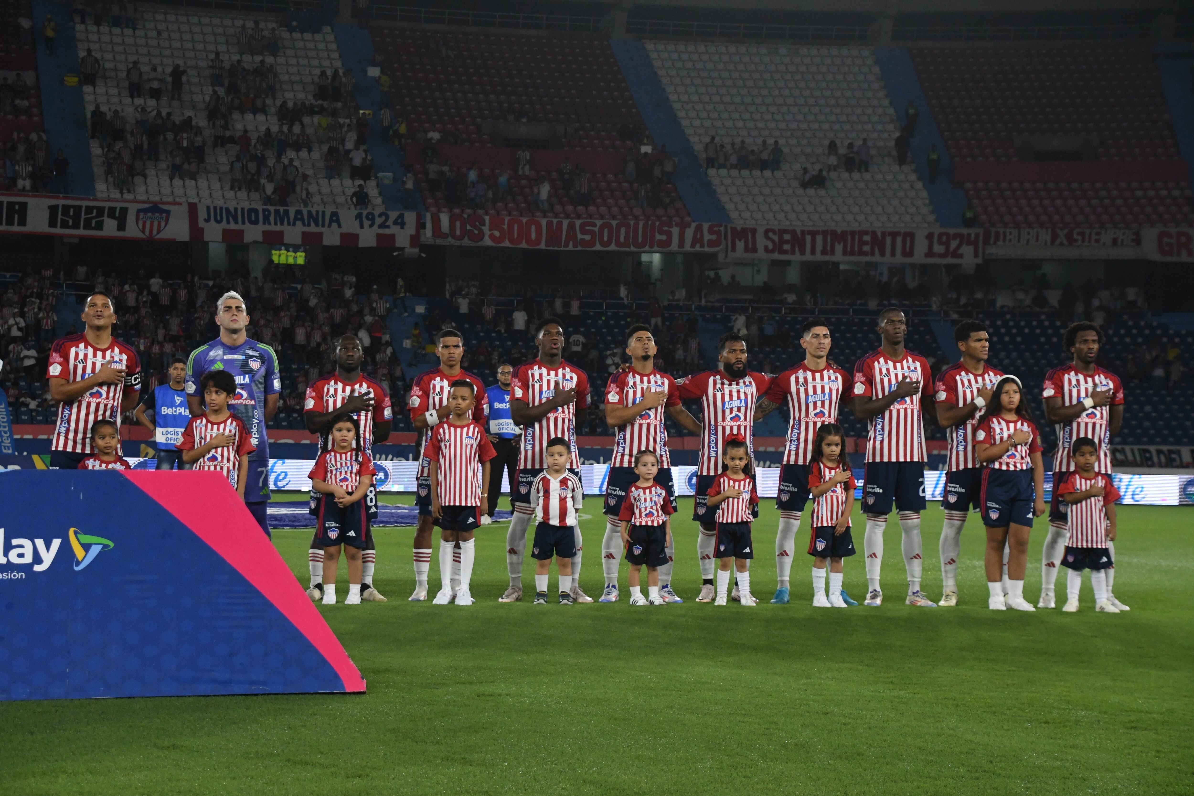 Junior de Barranquilla durante los actos protocolarios en el estadio Metropolitano