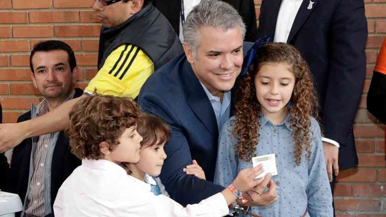 El día de las elecciones, los niños Duque-Ruíz fueron tan protagonistas como su papá. Desde Andrés Pastrana, no habían pequeños en la Casa de Nariño.
