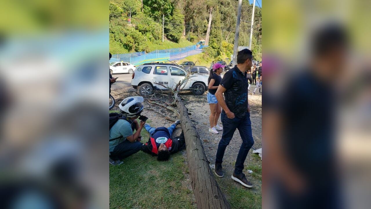 Las personas se encontraban observando las llamas que salen de los Cerros Orientales.
