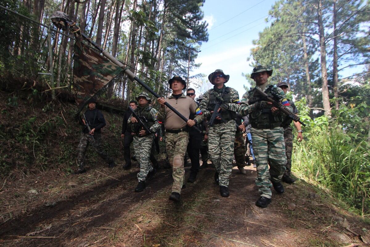 El gobernador del Táchira, Freddy Bernal (centro), y miembros de la Milicia Nacional Bolivariana participan en un entrenamiento militar en San Cristóbal, estado Táchira, Venezuela, el 13 de septiembre de 2025. Nicolás Maduro, instó a los reservistas, milicianos y jóvenes alistados en el ejército a recibir entrenamiento y aprender a disparar para defender al país de lo que él considera una amenaza estadounidense.