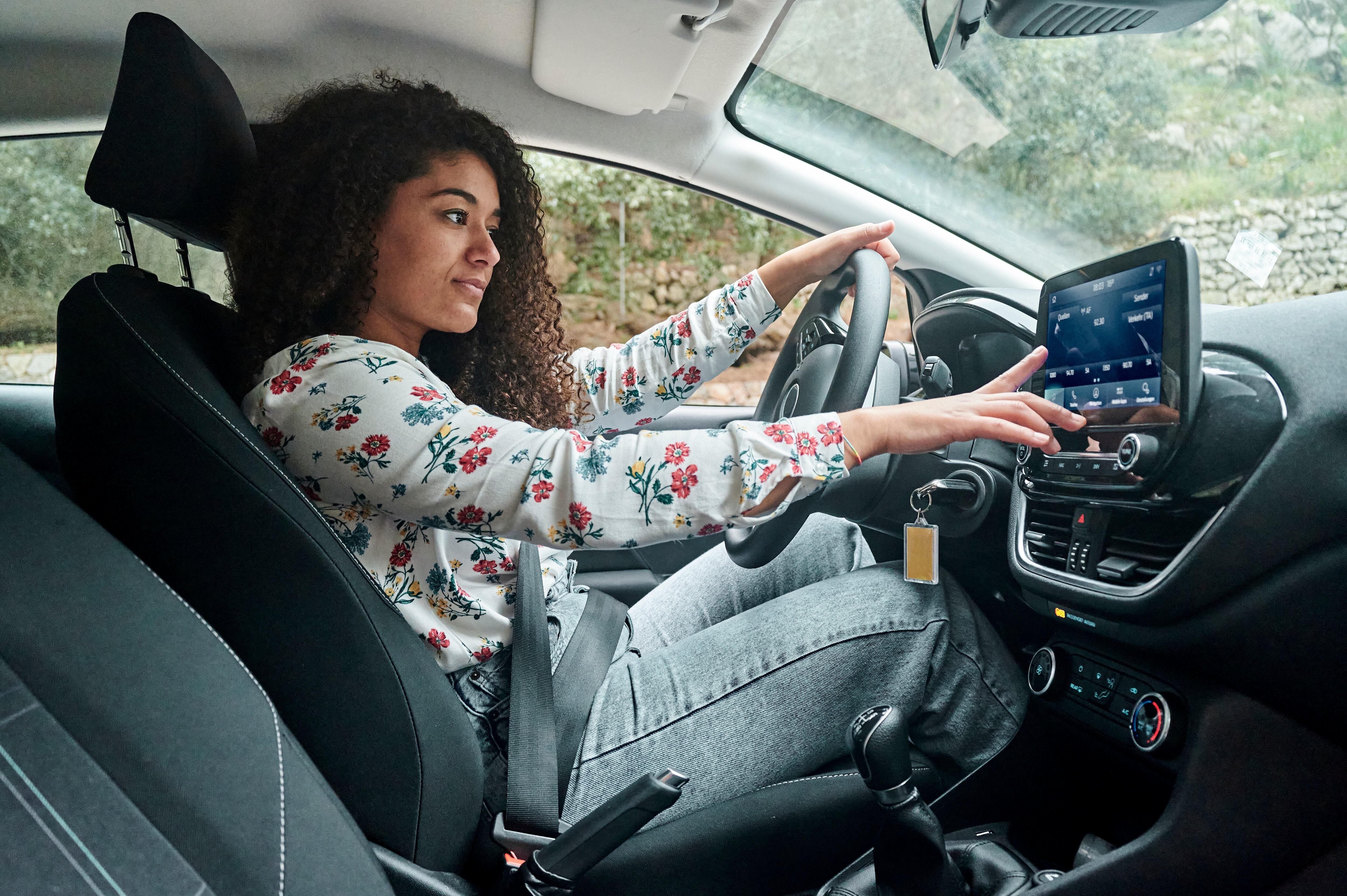 Los carros que se produjeron a finales de siglo XX integraban encendedor de cigarrillos. La industria cambió y lo removió.