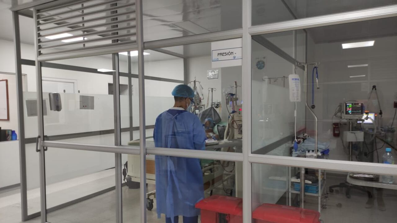 Los expertos han señalado que un virus puede ser más transmisible debido a tres razones fundamentales como el tiempo de parmanencia en el aire, la capacidad para adherirse a las células o la evasión del sistema inmunológico del cuerpo.