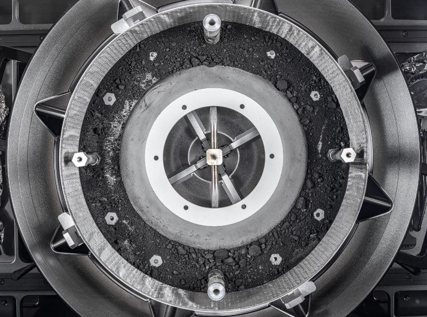 Una vista de arriba hacia abajo del cabezal del mecanismo de adquisición de muestras Touch-and-Go (TAGSAM) de OSIRIS-REx sin la tapa.