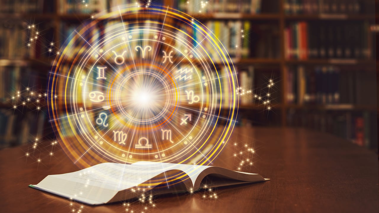 El horóscopo suele leerse a través de las cartas del tarot. Foto: Getty Images