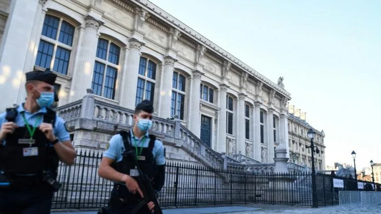 Gendarmes franceses frente al Palacio de Justicia de París, el 8 de septiembre de 2021, antes del inicio del juicio a los acusados de los atentados de noviembre de 2015 (AFP/Alain Jocard)