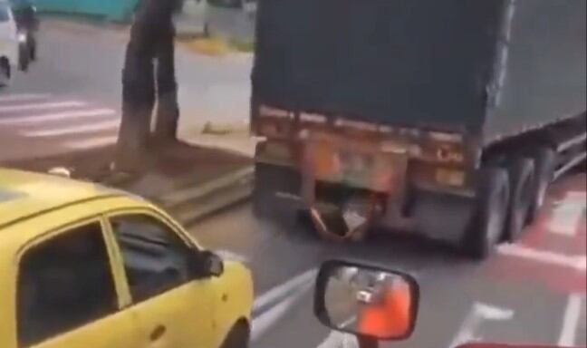 El sujeto se sostenía con sus piernas mientras con sus manos en la cabeza realizaba las abdominales.