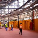 30 de marzo de 2022, Catar, Doha: Los trabajadores caminan por un pasillo en el Estadio 974 durante una gira mediática de la FIFA. Se utilizaron 974 contenedores de transporte dispuestos en colores vivos para construir el estadio. Foto: Christian Charisius/dpa (Photo by Christian Charisius/picture alliance via Getty Images)