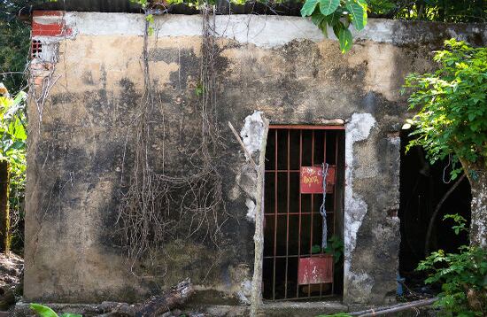 En la vereda El 60, cerca de La Gabarra, se puede ver la antigua cárcel donde los para-militares encerraban a sus víctimas que se disponían a matar y torturar. Las paredes interiores están llenas de nombres de esos condenados.