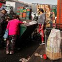 En Corabastos el banco de Alimentos de Colombia recolecta 10 toneladas diarias de alimento. Familias de estrato promedio cuando ven que el dinero es insuficiente para alimentar a sus hijos buscan en los contenedores de desperdicios orgánicos algo para llevar a su mesa.
Foto: Guillermo Torres