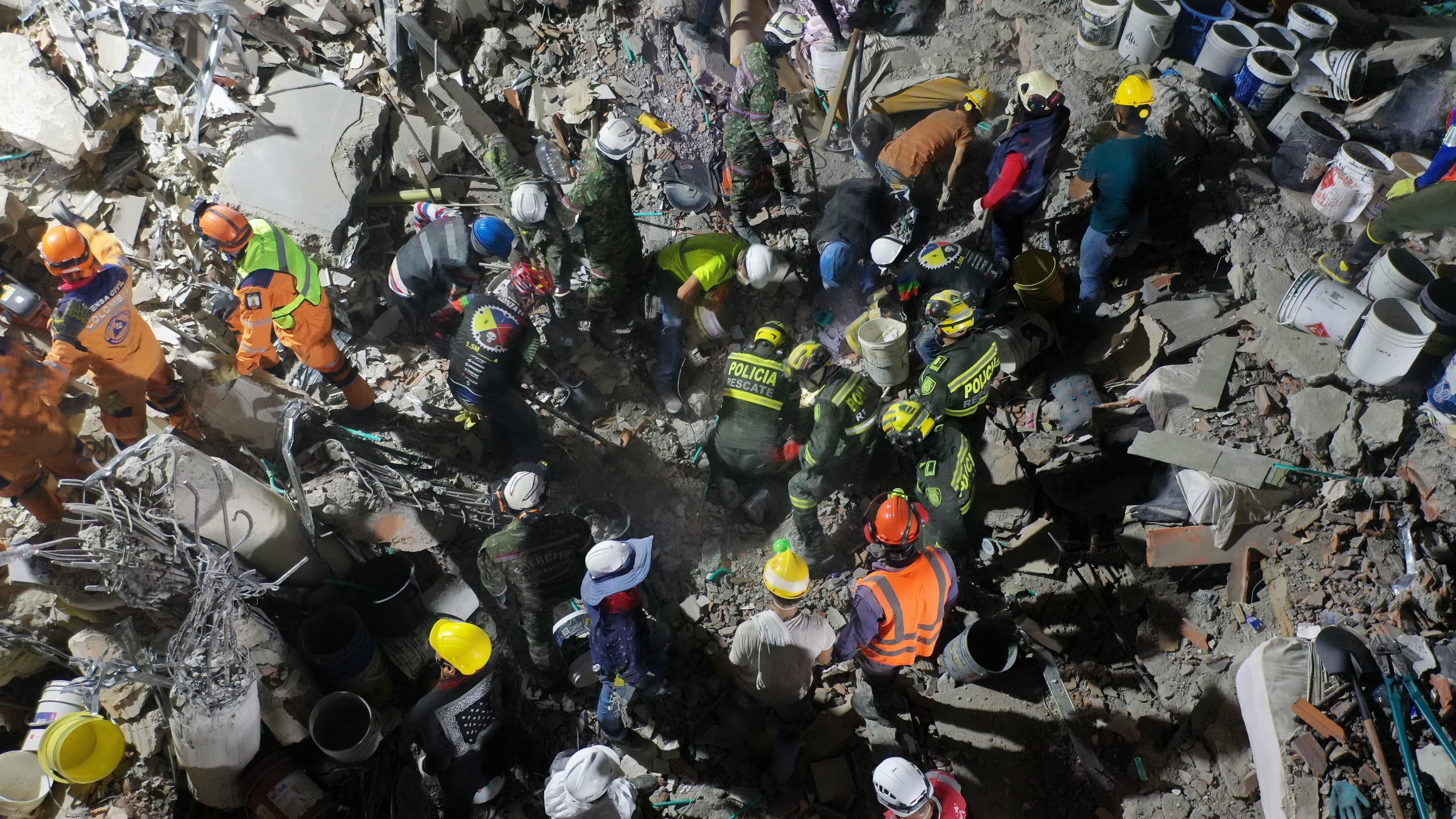 Equipos de rescate del Ejército, Policía, Defensa Civil, Bomberos, Cruz Roja y ciudadanos voluntarios continúan la búsqueda en el centro de Pereira