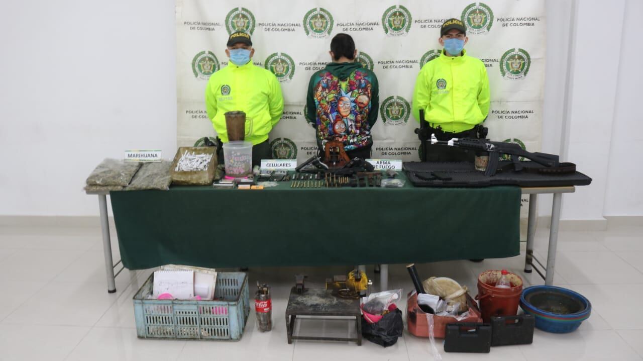 Hombre capturado en Cali por tener una fábrica de armas en su casa