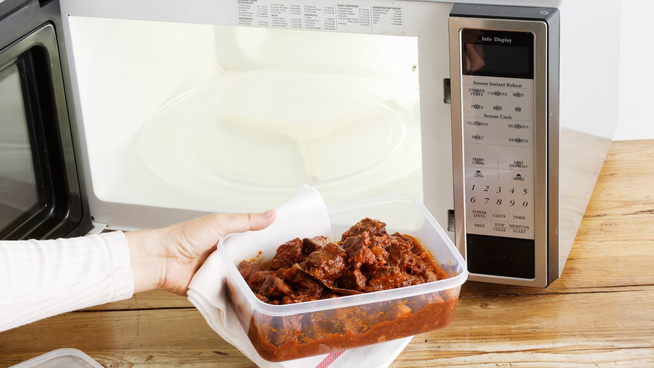 Calentar en recipientes de plástico puede representar un riesgo para la salud.