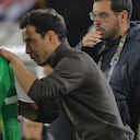 Diego Arias (der.) dándole una indicación a Andrés Sarmiento (izq.) en un partido de Atlético Nacional.