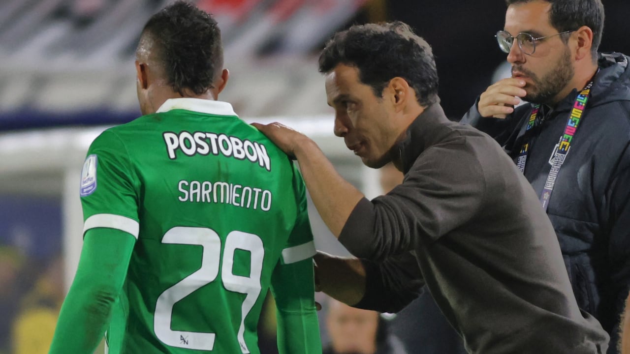 Diego Arias (der.) dándole una indicación a Andrés Sarmiento (izq.) en un partido de Atlético Nacional.