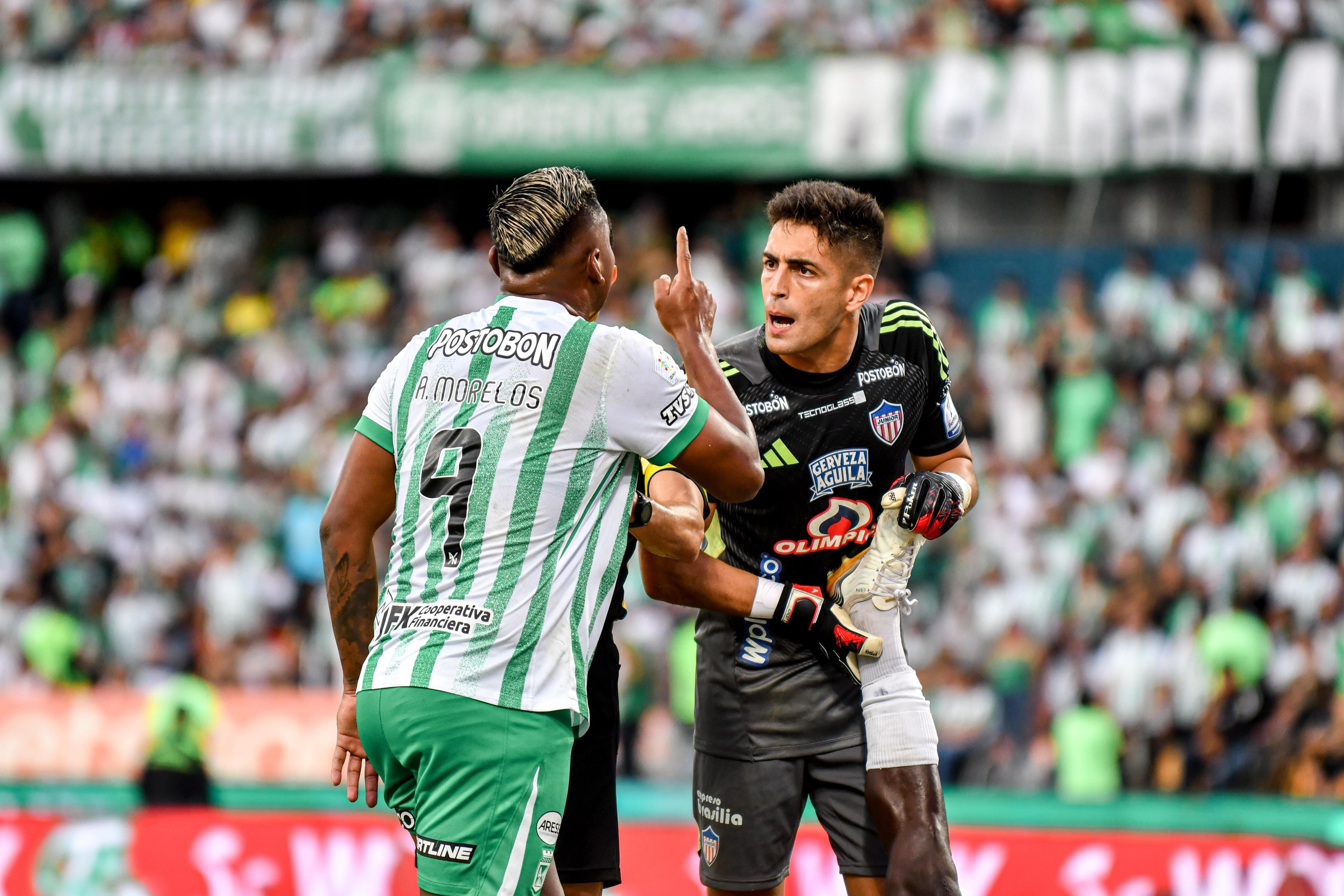 Santiago Mele discute con Alfredo Morelos en un partido de Nacional vs. Junior