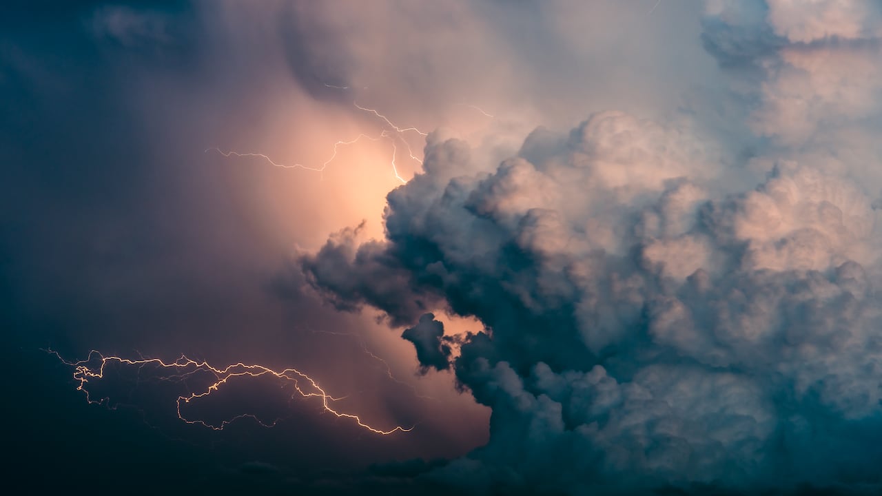 Este pendiente de los informes meteorológicos sobre el trayecto dela tormenta Erin y la posibilidad de que se convierta en huracán