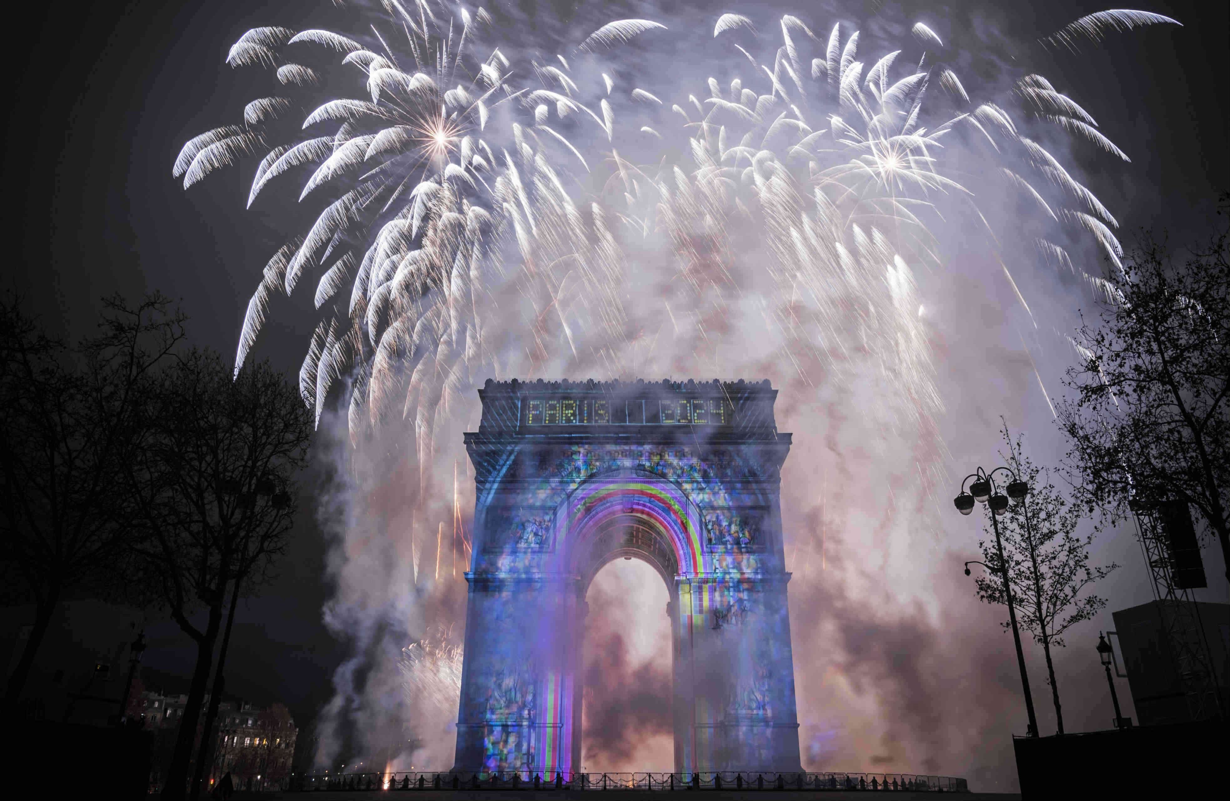 El Arco del Triunfo de París se vistió de gala para recibir el 2017.