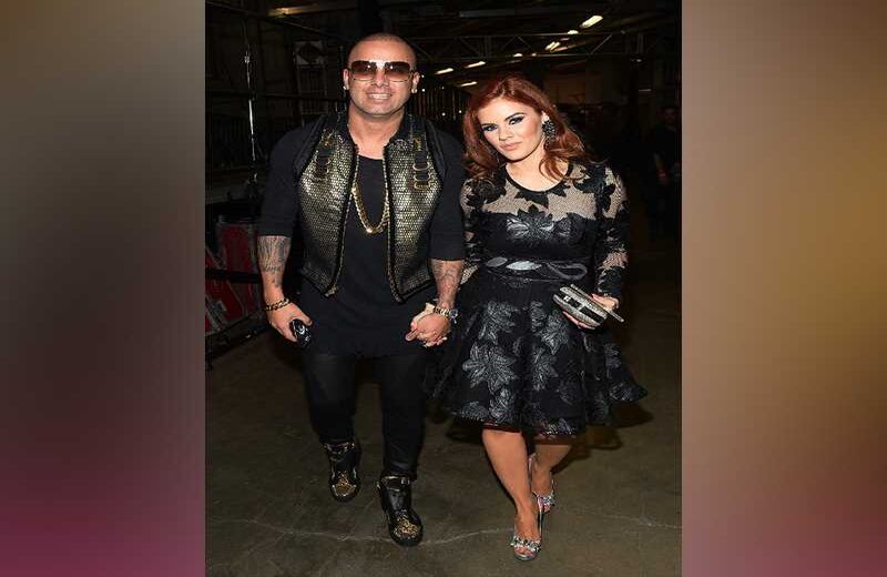 Wisin desfiló con su pareja. Foto: Gustavo Caballero / GETTY IMAGES NORTH AMERICA / AFP