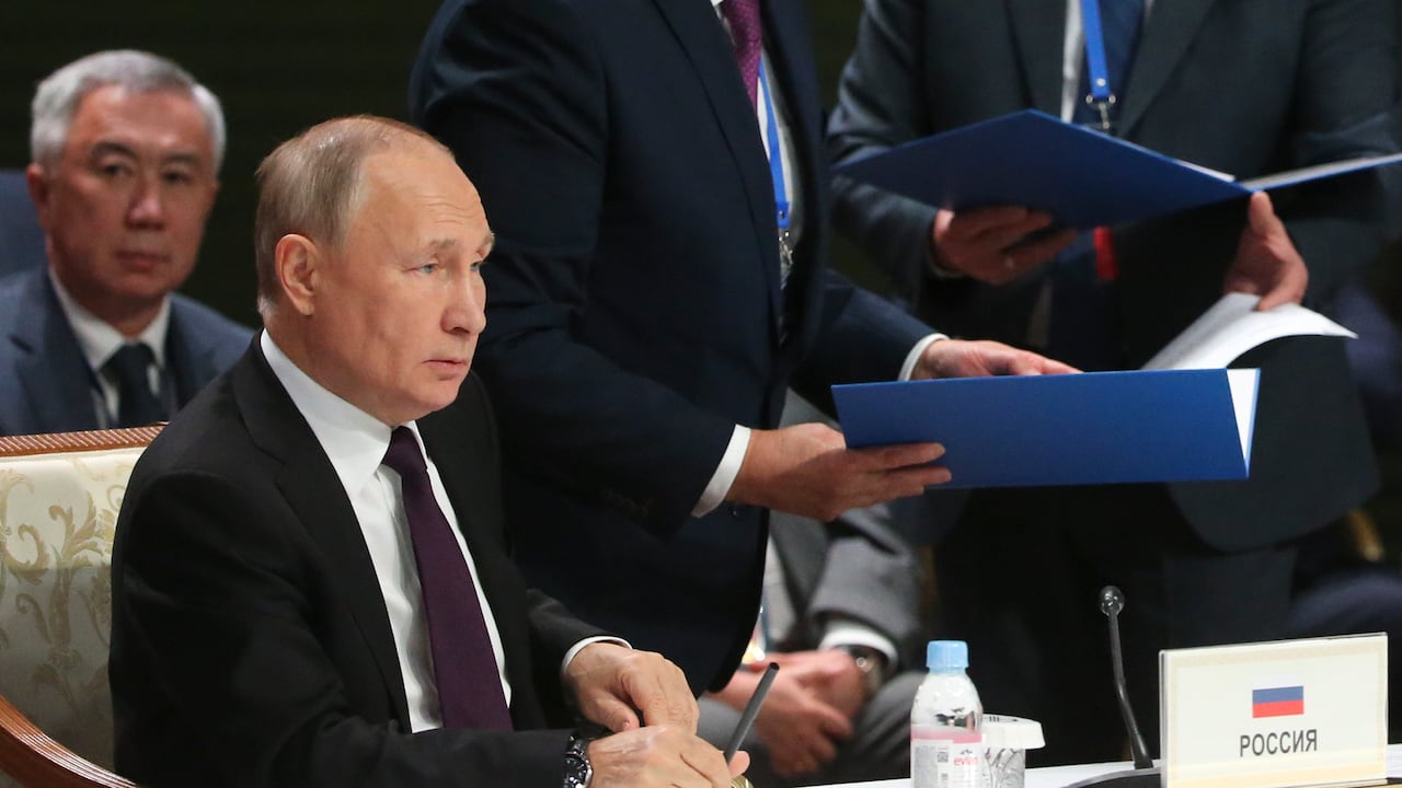El presidente ruso, Vladimir Putin, asiste a la Cumbre de líderes de la Comunidad de Estados Independientes (CEI), en Astana, Kazajistán, el viernes 14 de octubre de 2022. (Konstantin Zavrazhin, Sputnik, Kremlin Pool Photo via AP)