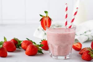 Las fresas son ricas en fibra, antioxidantes, vitaminas y minerales, lo que ayuda a mantener un intestino saludable. Los antioxidantes ayudan en la absorción de nutrientes clave, además de las proteínas y el hierro.