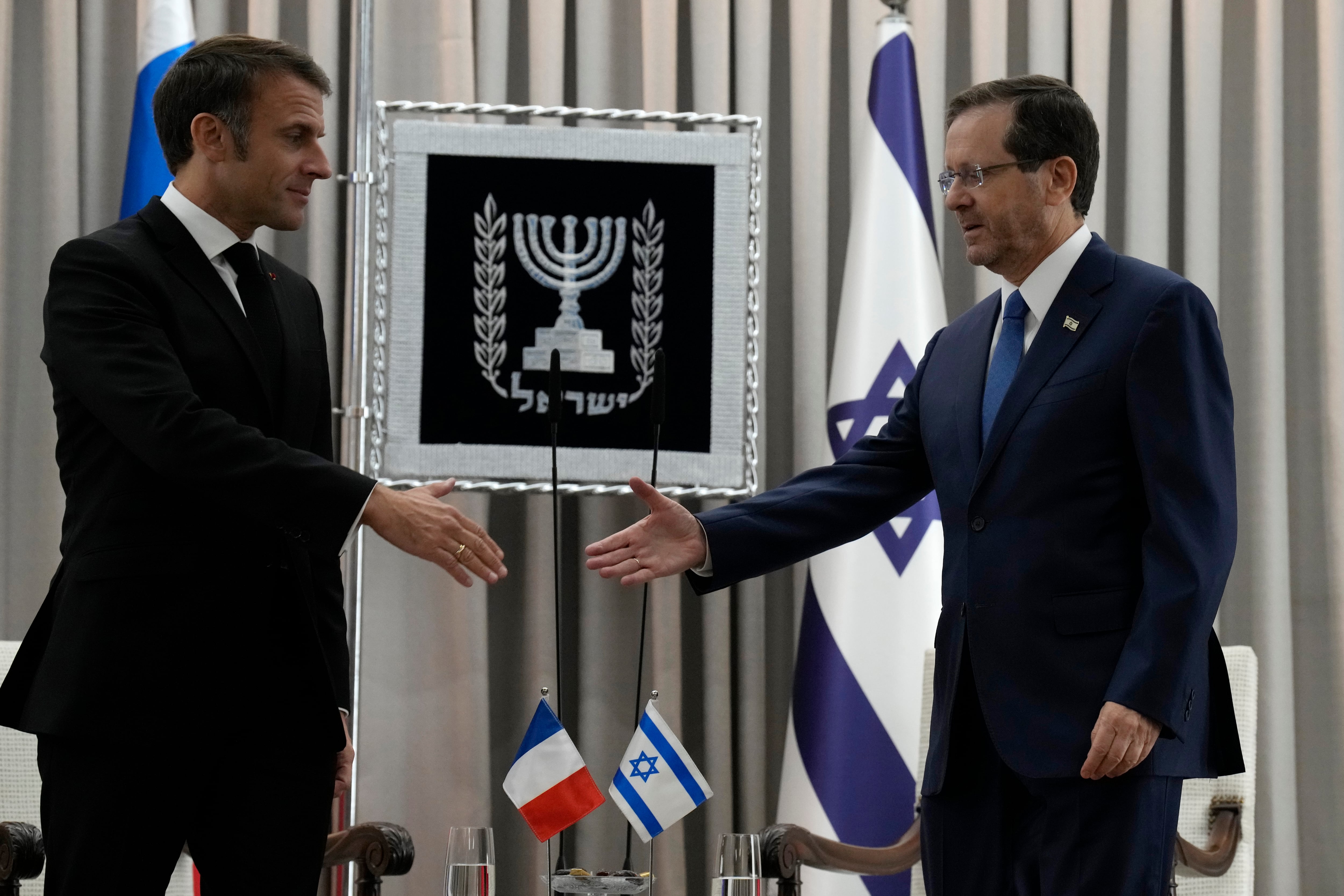 Macron tiene previsto reunirse con el primer ministro israelí, Benjamin Netanyahu, y visitar también Cisjordania para reunirse con el presidente de la Autoridad Palestina, Mahmud Abás, indicaron los servicios de este último.