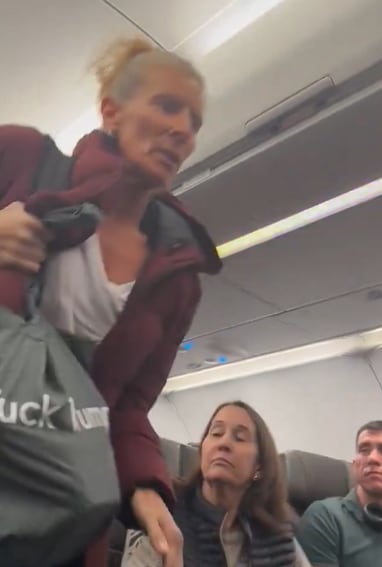 La mujer tuvo que baar del avión con la Policía