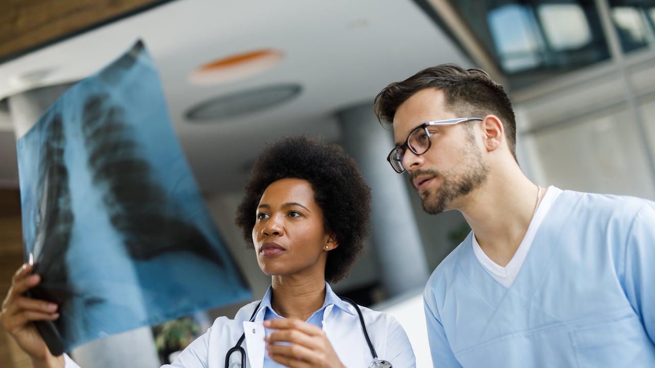 Durante un chequeo ejecutivo se practican exámenes de laboratorio, radiografías, evaluaciones cardiovasculares y tamizajes para diferentes tipos de cáncer, entre otro tipo de procedimientos.