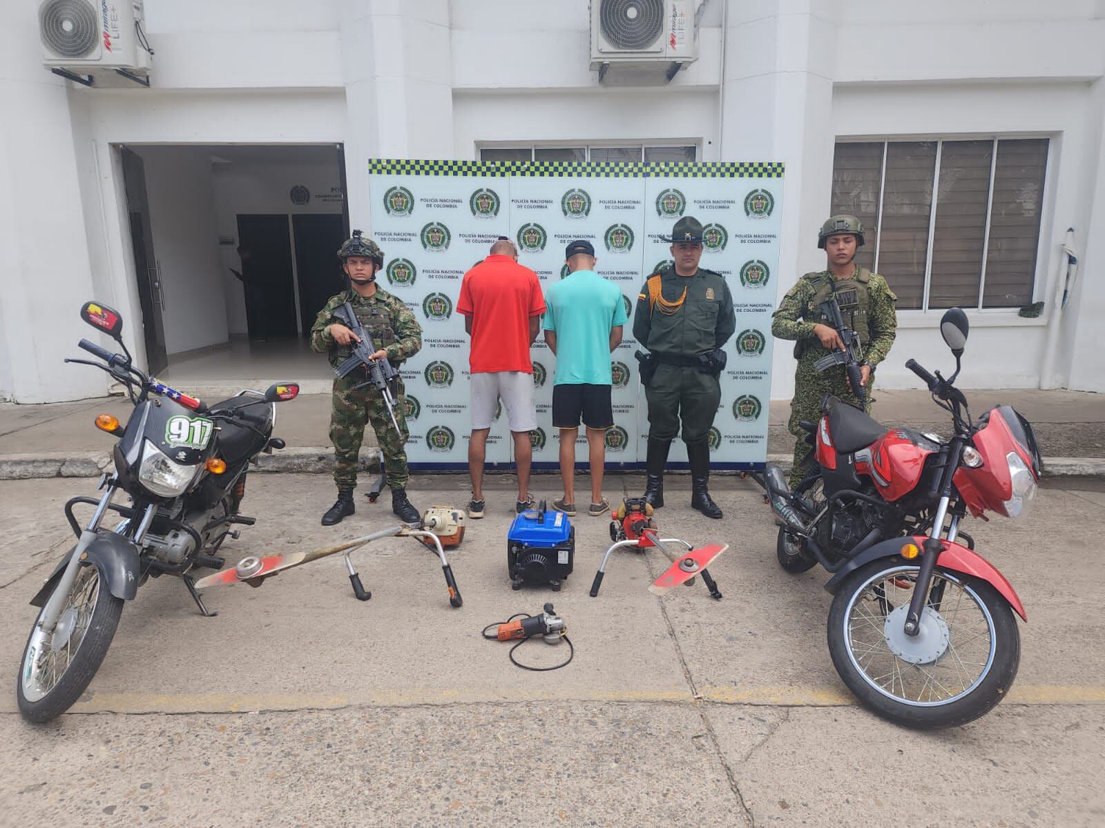 Dos adultos capturados y dos menores de edad aprehendidos.