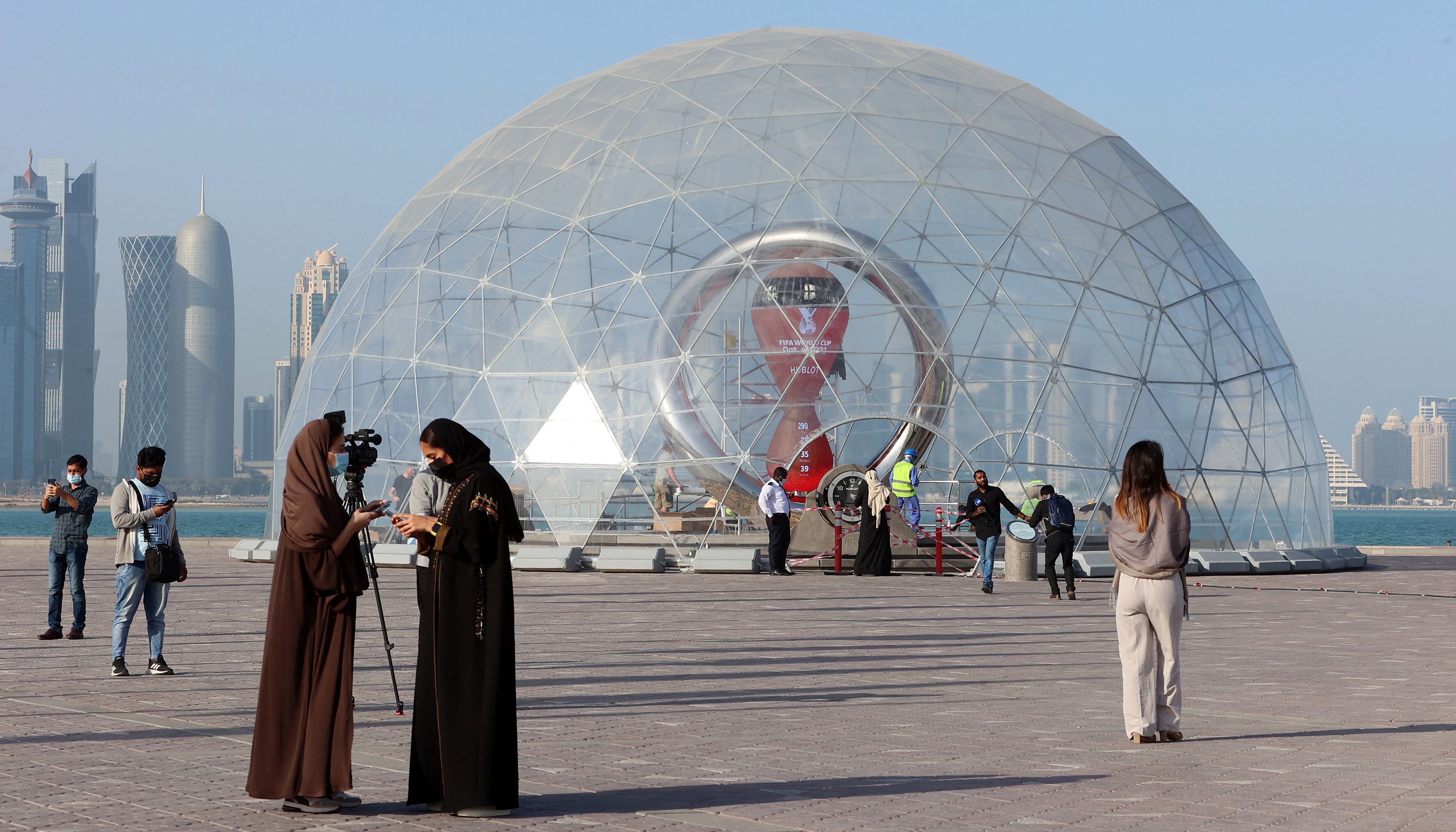 This picture shows the countdown clock along the Doha Corniche, on February 3, 2022, as Qatar prepares to host the FIFA World Cup 2022. (Photo by KARIM JAAFAR / AFP)