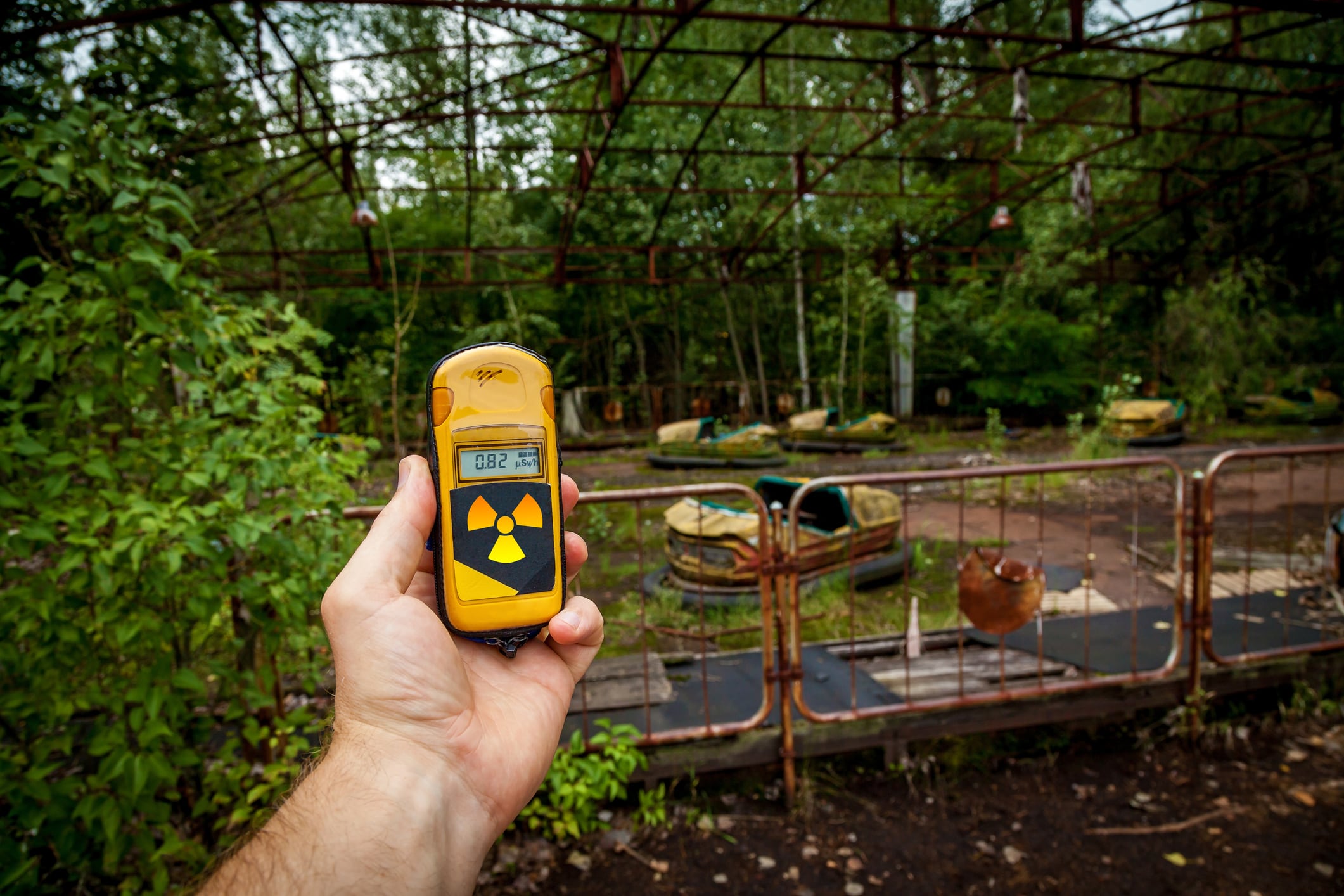 Un dosímetro en manos con un nivel de radiactividad en un parque de atracciones abandonado en el centro de Pripyat, en la zona de exclusión de Chernóbil, Ucrania