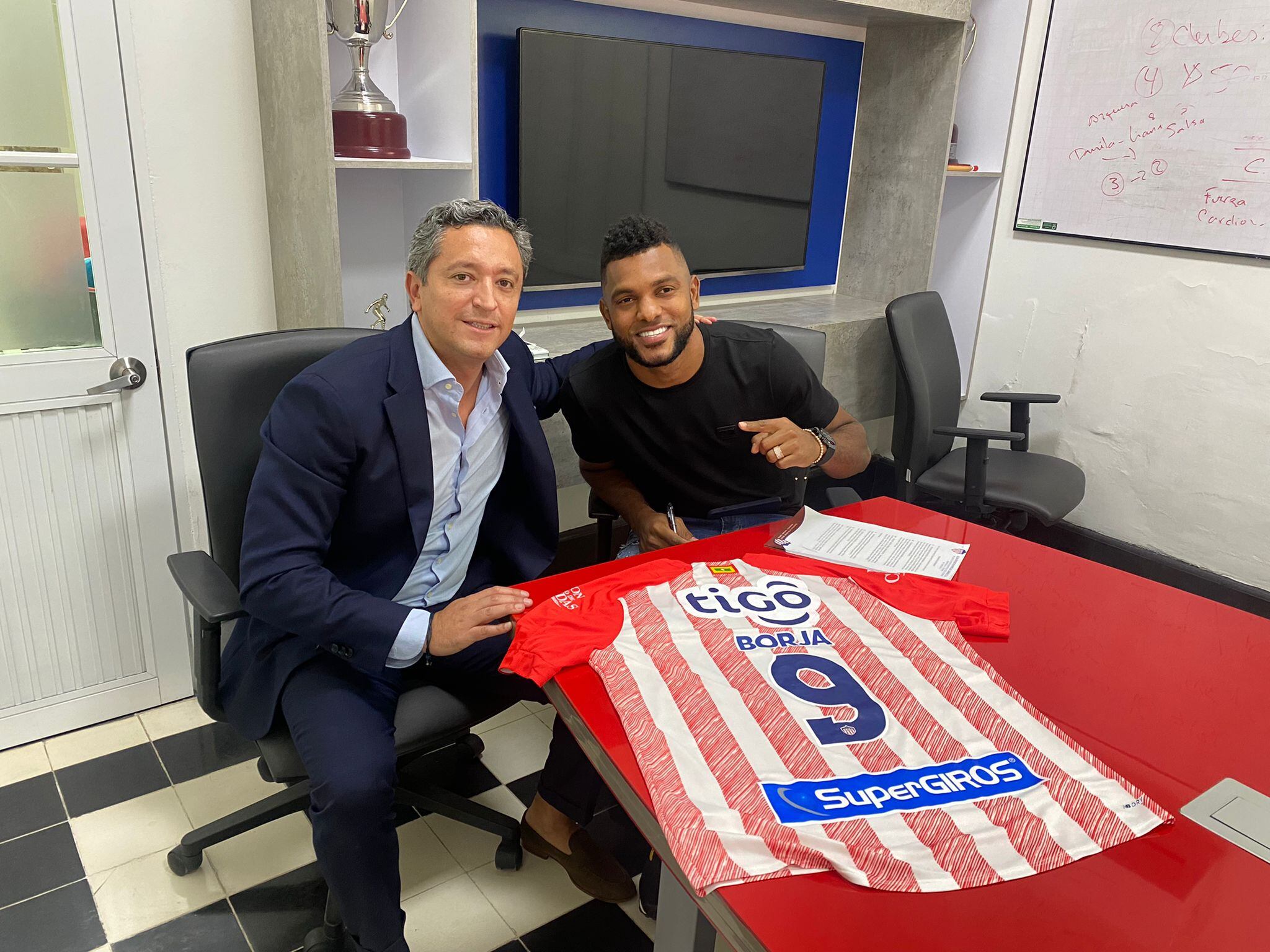 Juan Pablo Pachón, en su palmarés de operaciones ha intermediado en varias de las ventas mas valiosas desde la liga Colombiana al extranjero, tales como la ( Borja de Nacional- Palmeiras por 13,5 m usd, Yimmi Chara Junior- Atletico Mineiro por 6 M USD, y recientemen Campaz Tolima- Gremio por 5,1 M de USD,  entre otras),