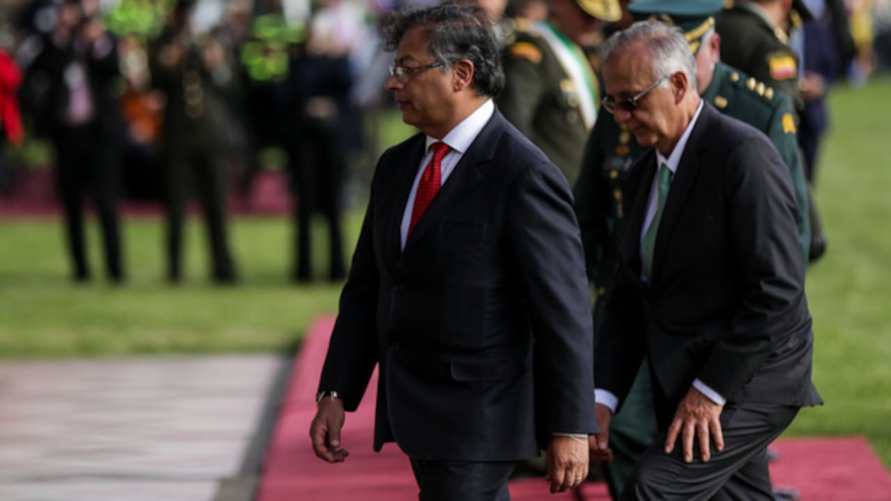 El presidente Gustavo Petro y el ministro de Defensa, Iván Velásquez.