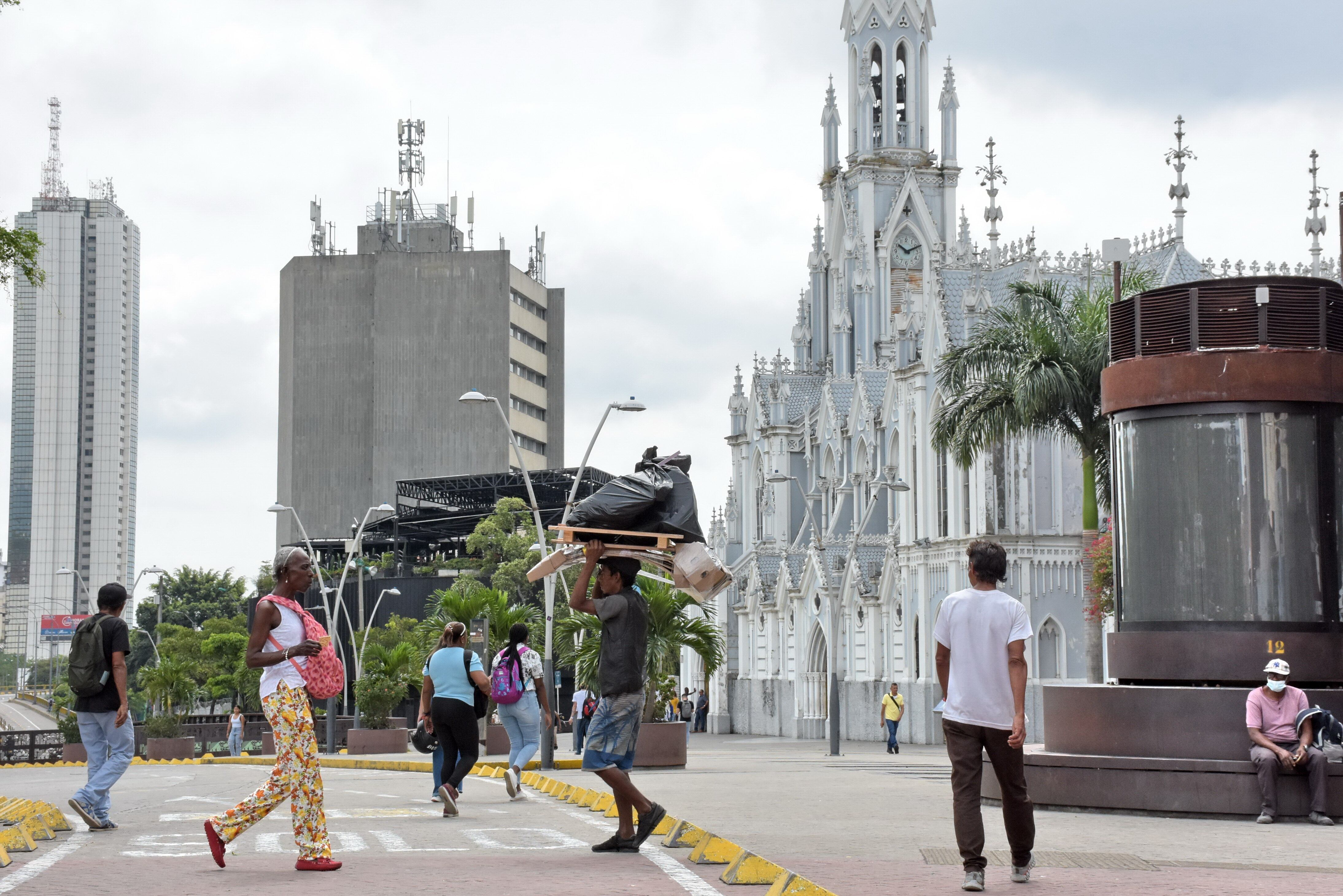 De amores y odios ha sido la existencia del Bulevar del Río en Cali, que cumple 10 años desde que fue inaugurado en el año 2013, tras completar 28 meses de trabajos. La que es considerada por algunos la megaobra más importante de las 21 que propuso Jorge Iván Ospina en su primer gobierno tuvo un costo total de $61.000 millones según la Alcaldía en su momento.